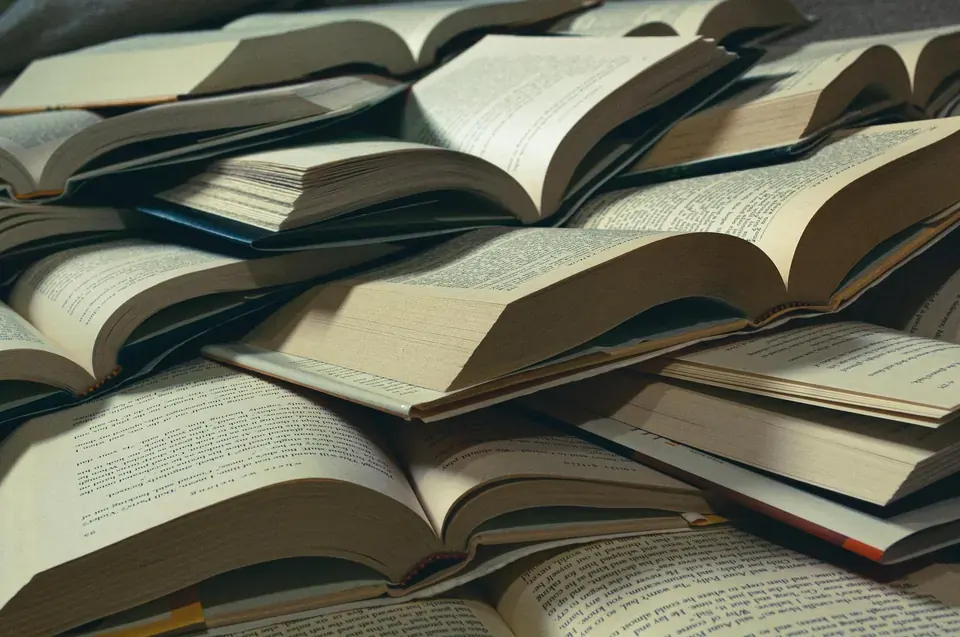 «Мама, мне скучно!» — знакомая фраза? Когда ребёнку 12–15 лет, найти книгу, которая не будет пылиться на полке, становится настоящим квестом. Школьная программа часто кажется навяз